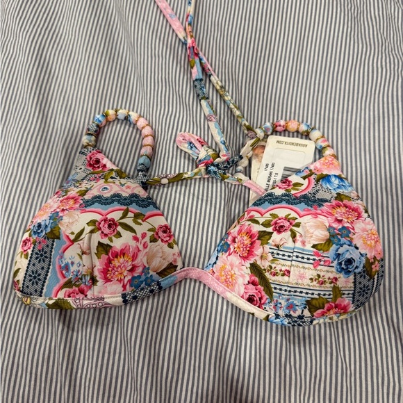 Agua Bendita Meraki
Belle Bikini Top in Sz Small - Picture 6 of 9